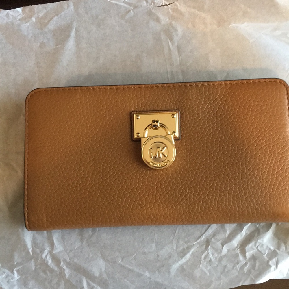 MK Wallet. Hamilton Traveler L Zip Around.